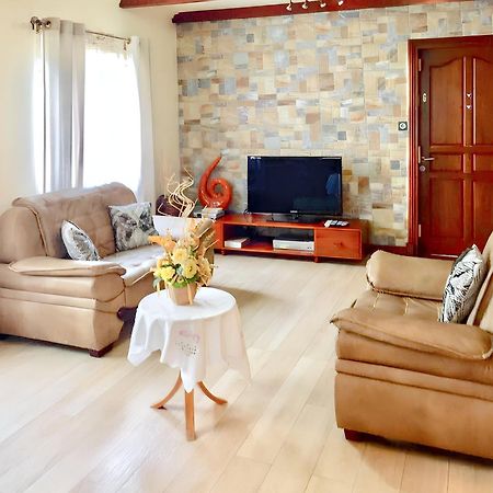 Spacious House In Flic En Flac With Shared Pool Kültér fotó