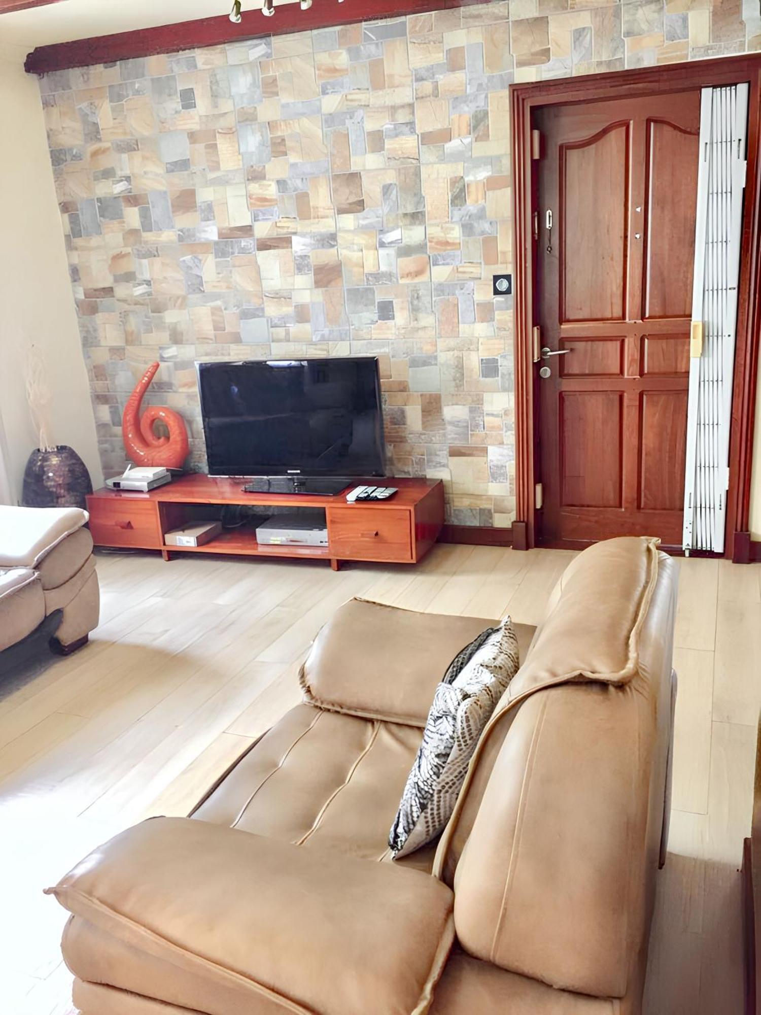 Spacious House In Flic En Flac With Shared Pool Kültér fotó