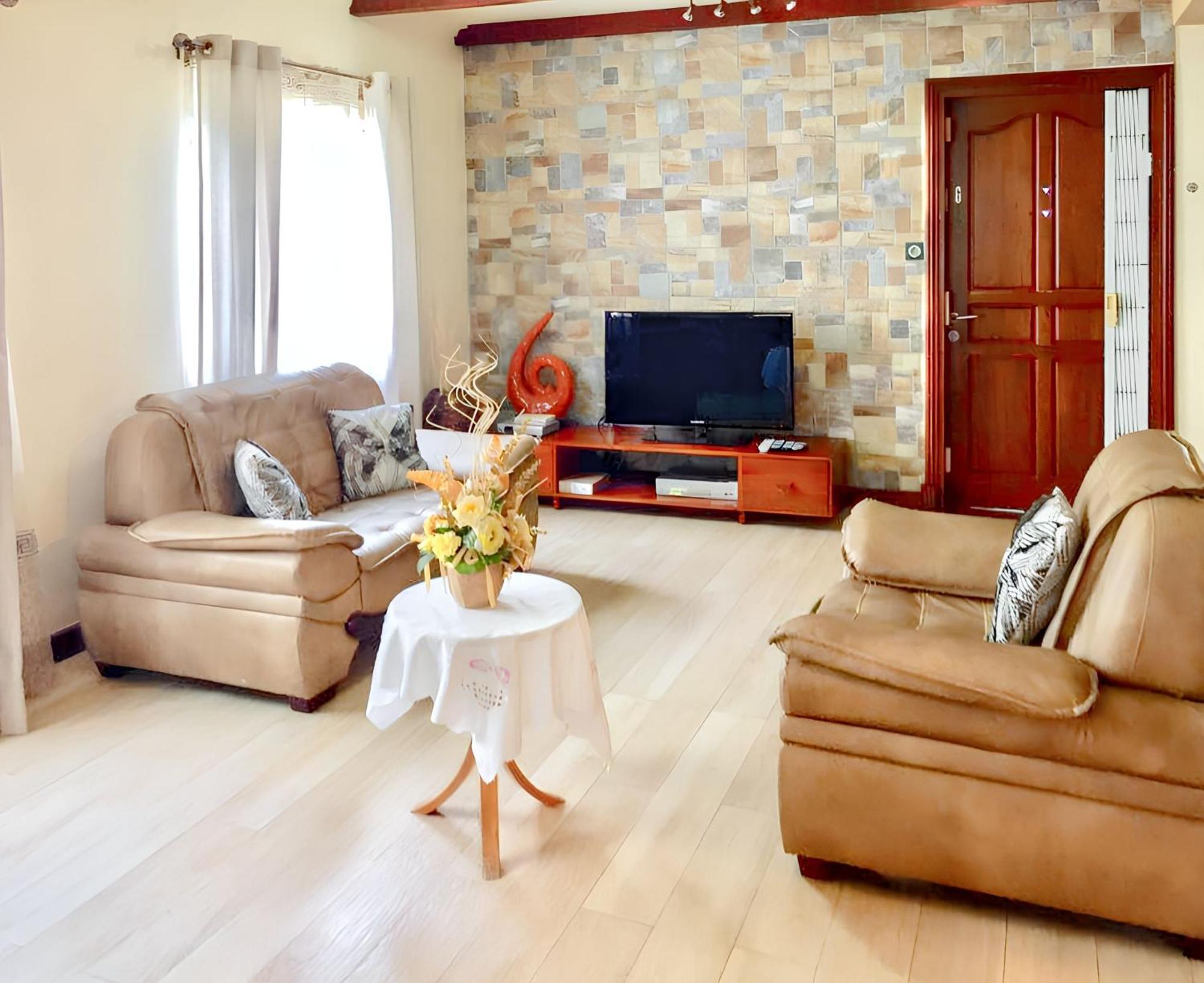Spacious House In Flic En Flac With Shared Pool Kültér fotó