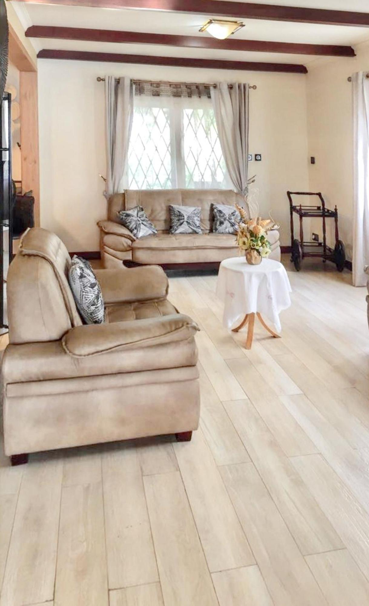 Spacious House In Flic En Flac With Shared Pool Kültér fotó